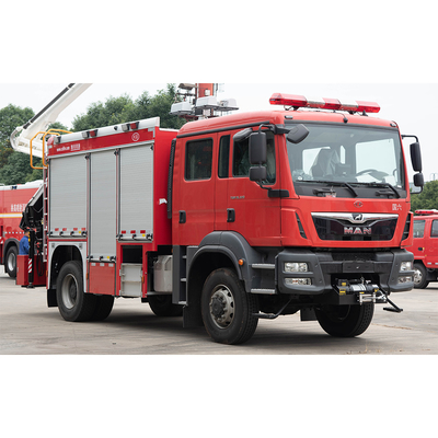 Camion dei vigili del fuoco di salvataggio dell'UOMO 4x4 con la doppia cabina di fila