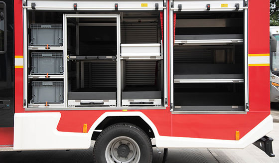 Camion dei vigili del fuoco QUOTIDIANO di IVECO piccolo con gli strumenti del serbatoio di acqua 3000L e di salvataggio