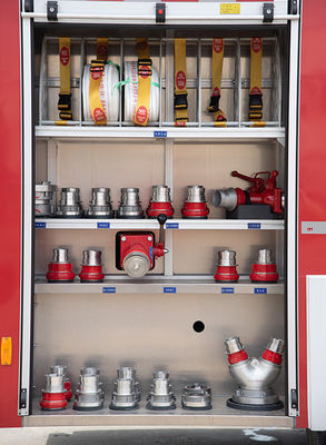 ISUZU Small Fire Truck con 2000 litri di carro armato liquido e la doppia cabina di fila