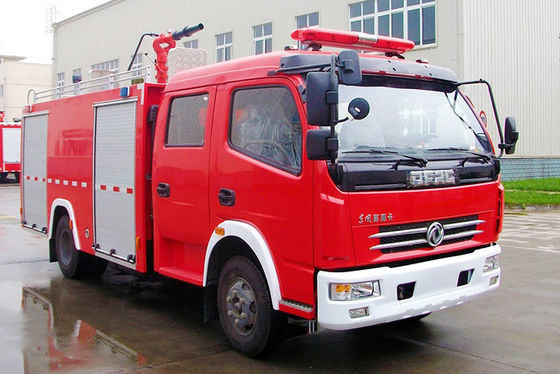 Piccolo camion dei vigili del fuoco di Dongfeng con il serbatoio di acqua 3500L e la doppia cabina di fila