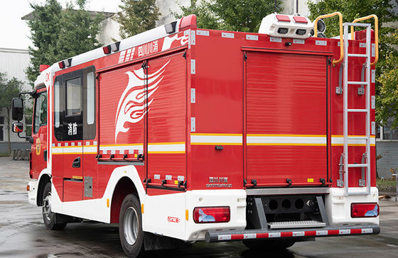 Piccoli camion di estinzione di incendio dell'UOMO ed offerta della schiuma con 8 pompieri