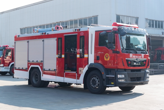 Porta del camion dei vigili del fuoco per la cabina della squadra con 4 - 8 parti del camion dei vigili del fuoco del vigile del fuoco